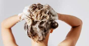 Fakty i mity na temat mycia włosów – to musisz wiedzieć!