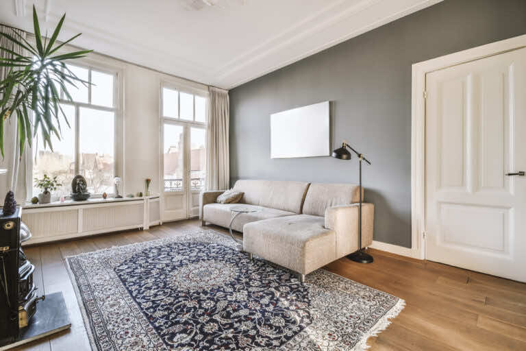 Jak dobrać dywan do salonu – 5 praktycznych wskazówek