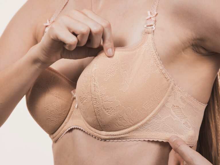 Jak naprawić biustonosz, z którego wychodzi fiszbin?