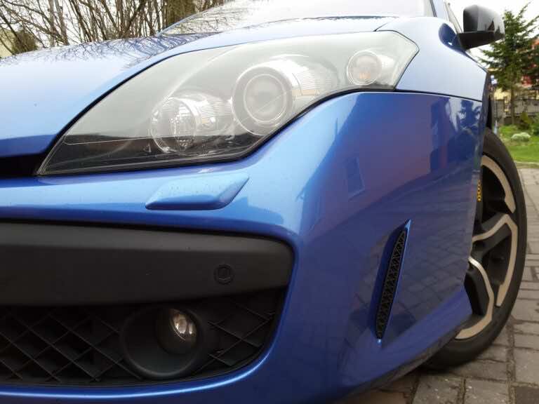 Popularny środek odnowi poszarzałe plastiki w samochodzie. Zobacz, jak to zrobić!