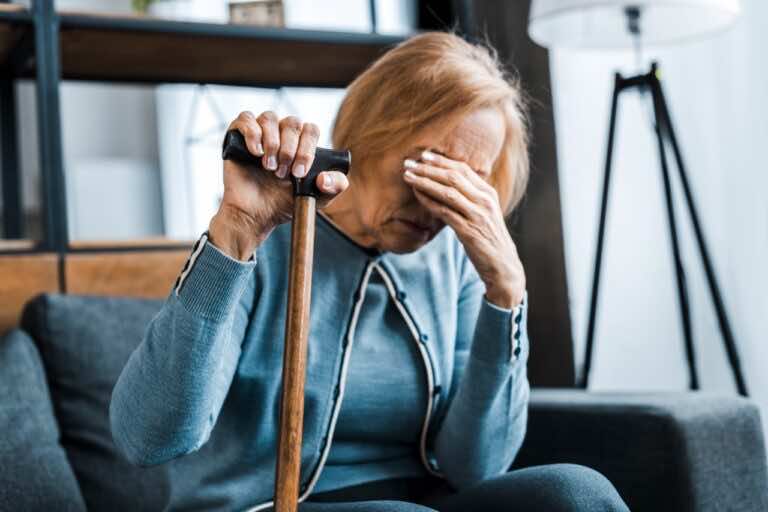 10 metod oszustów na okradanie starszych osób. Ostrzeż bliskich!