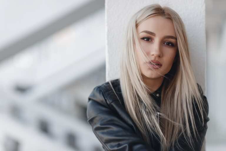 Na fali trendów, czyli platynowy blond – jak osiągnąć ten modny kolor włosów?