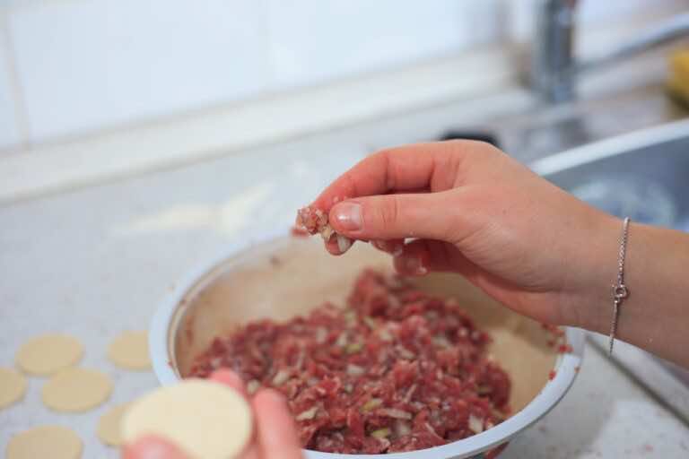 Jak długo wyrabiać mięso na kotlety mielone?