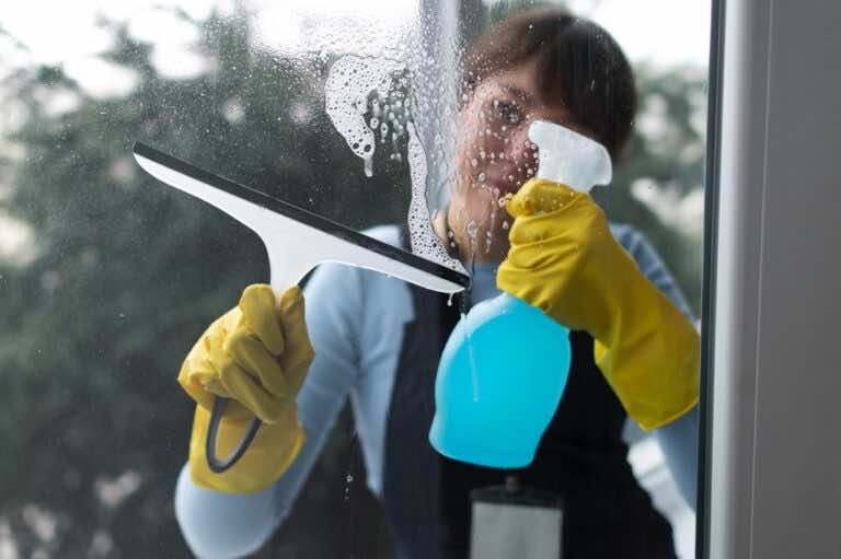 Myjecie okna na majówkę? Wypróbujcie ten domowy płyn, a nie pozostaną na nich żadne smugi