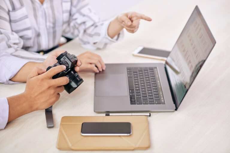 Jak zgrać zdjęcia z aparatu do komputera?