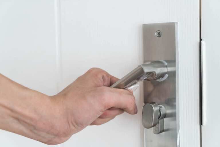 Jak zabezpieczacie ściany i meble przed obiciem przez klamki drzwi?