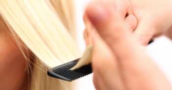 Cieniowanie włosów żyletką — jak to zrobić? Zalety i wady.