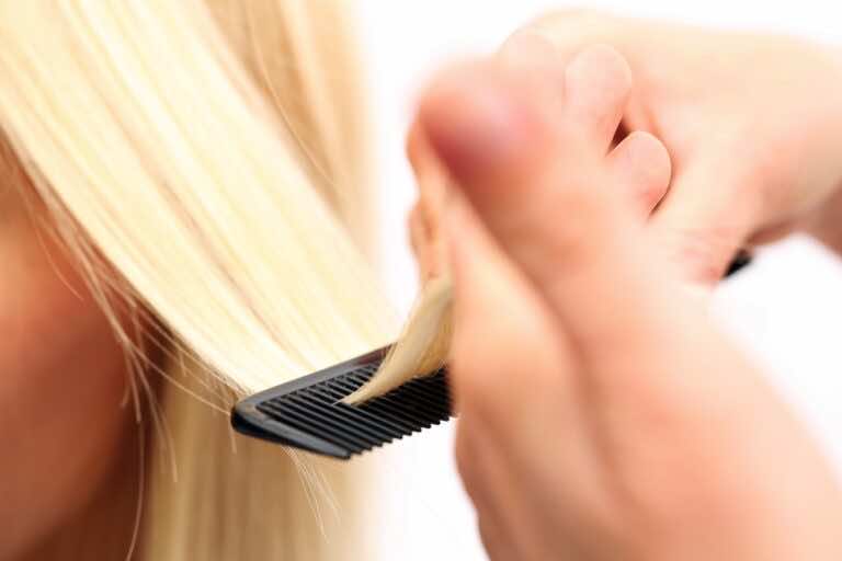 Cieniowanie włosów żyletką — jak to zrobić? Zalety i wady.