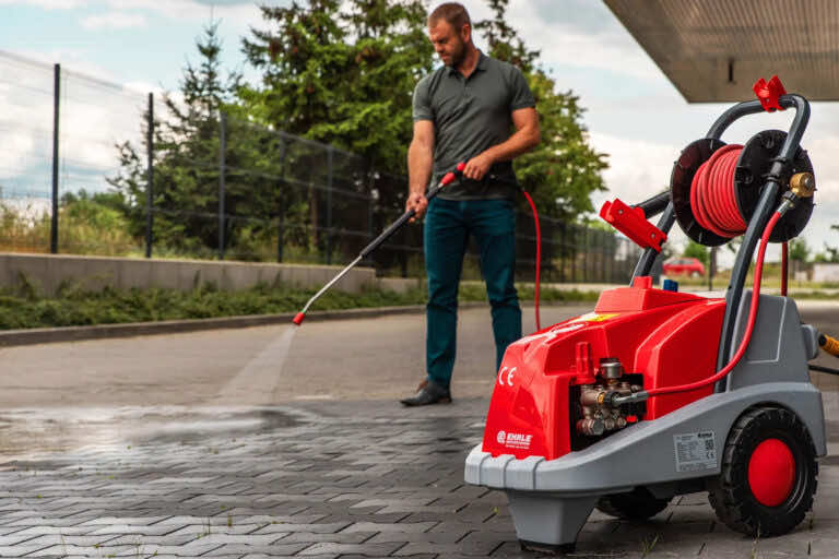 Myjka ciśnieniowa do domu – jak wybrać? Czy warto?