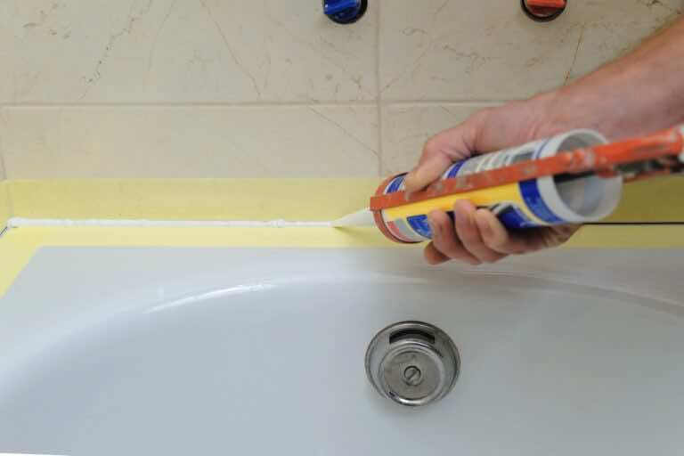 Czym usunąć resztki silikonu sanitarnego z umywalki?