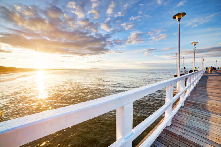 Jak oszczędzać podczas wakacji nad morzem? Nie daj się spłukać