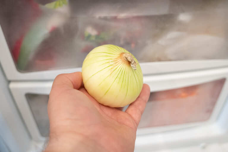 Zawsze wkładam cebulę do zamrażarki przed krojeniem. Przeczytaj, a zrobisz to samo