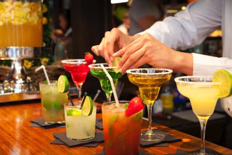 Drinki — przepisy domowe, którymi zachwycisz podczas imprezy