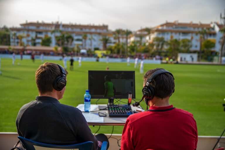 Dlaczego komentatorzy sportowi zawsze mają na głowie słuchawki