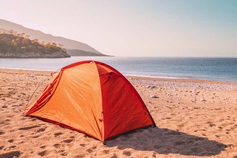 Czy można spać w namiocie na plaży?