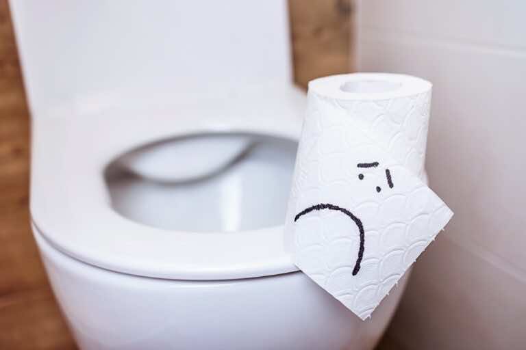 Jak odetkać toaletę bez przepychacza — wystarczy plastikowa butelka