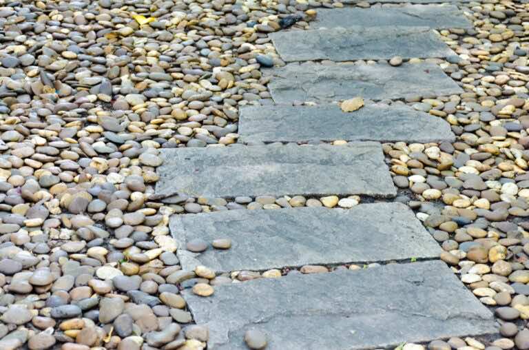 Jak wyczyścić kamienie dekoracyjne w ogrodzie