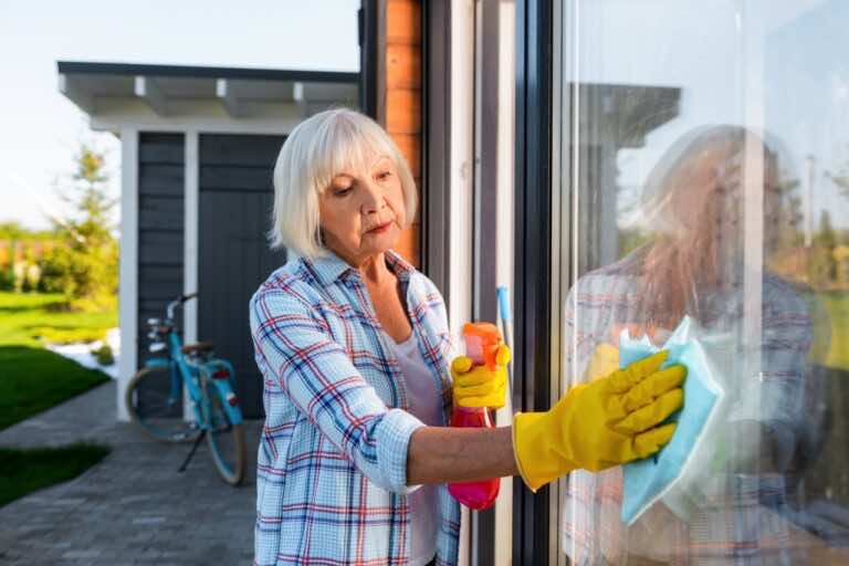 Mycie okien latem — jak robić to podczas upałów