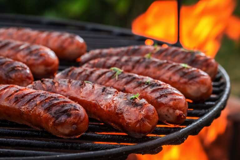 Dlaczego nacina się kiełbasę na grilla?