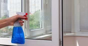 Woda z mąką ziemniaczaną do mycia okien — sprawdź ten trik