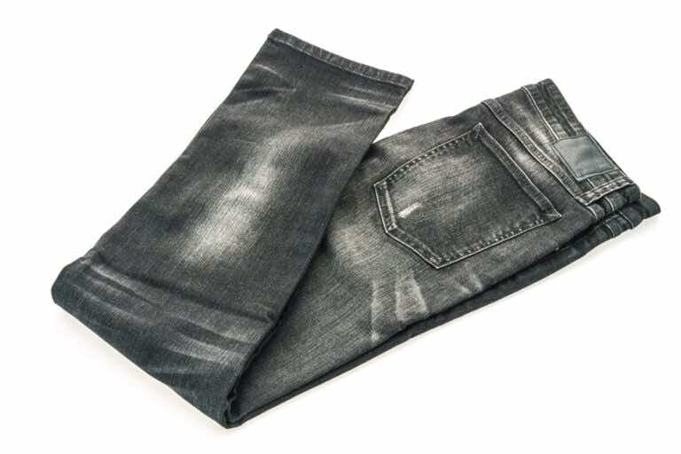 Jak przywrócić czerń wypłowiałym jeansom
