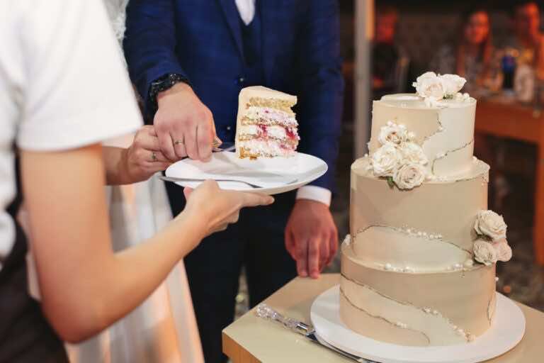 O której godzinie podać tort na weselu?