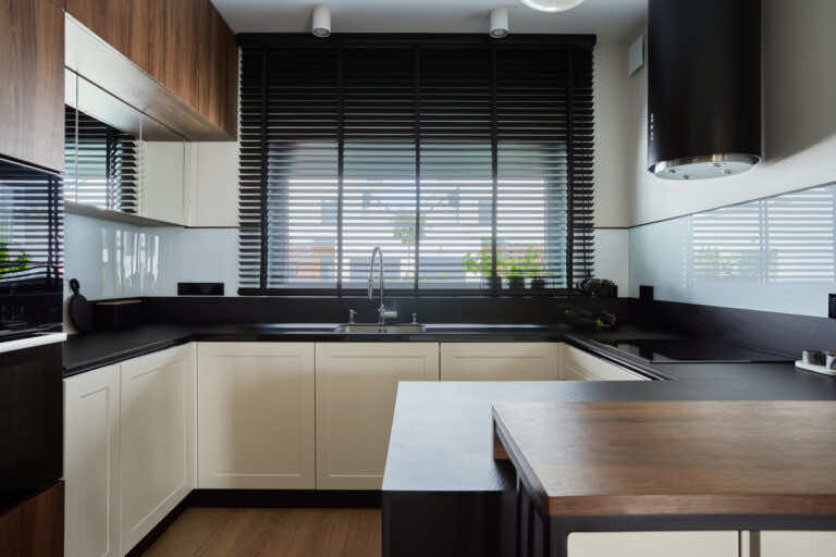 Jakie żaluzje wewnętrzne do okien zastosować do kuchni? Porównanie popularnych rozwiązań
