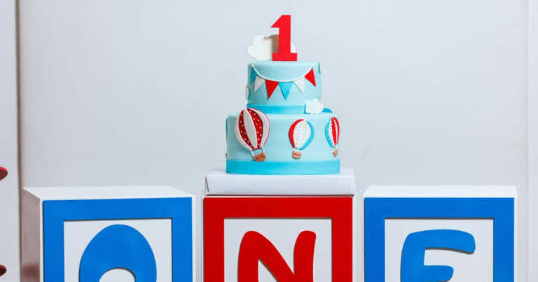 Jak wybrać topper na tort na roczek? Podpowiadamy