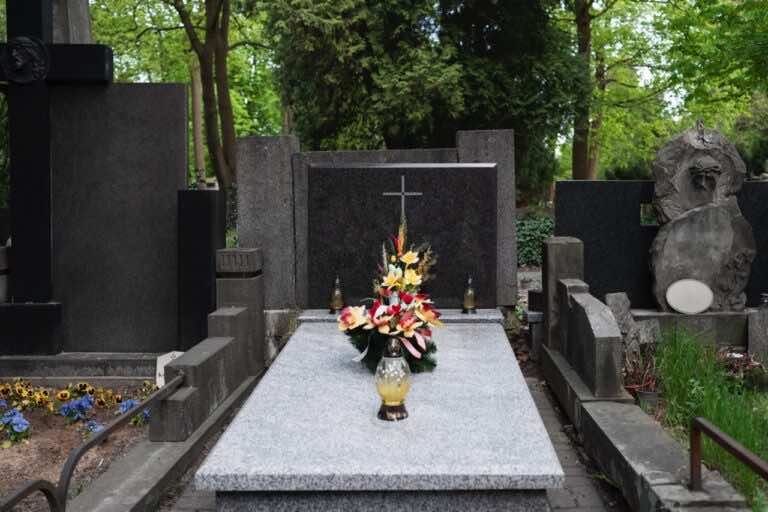 Okradanie grobów — jak się przed tym zabezpieczyć