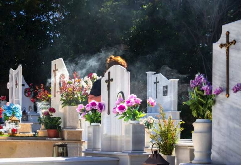 Nie potrzebujesz zapalniczki do zniczy ani długich zapałek. Sprawdź ten trik