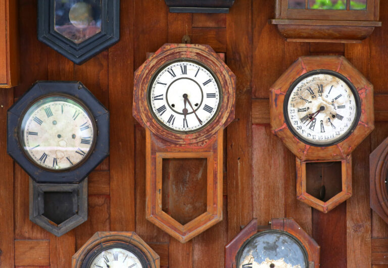 Stare zegary wiszące — dlaczego to świetny wybór do Twojego wnętrza? Daj antykom drugie życie!