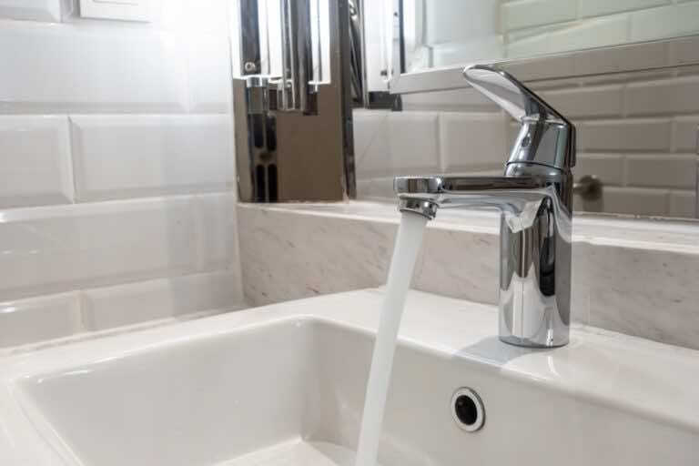 Wykorzystaj produkt, który masz w lodówce, aby usunąć osady z kamienia i rdzy