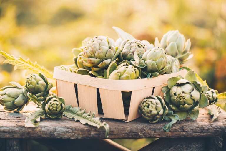 Karczochy w drewnianym pudełku