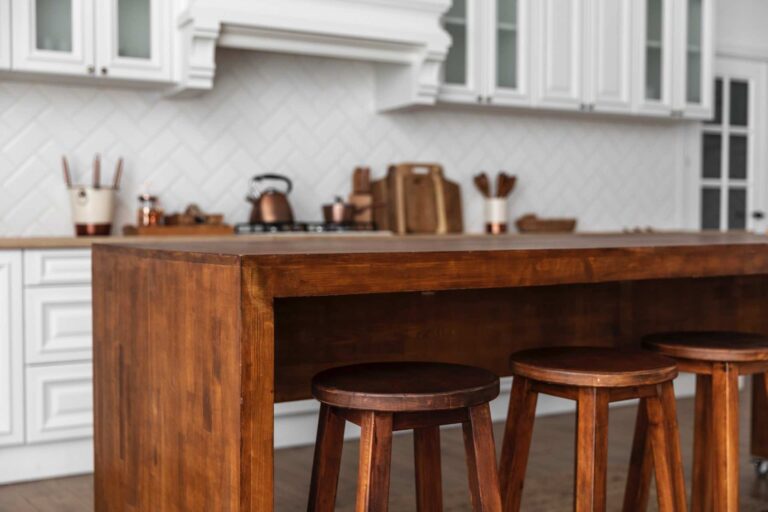 Jak dbać o meble z drewna?