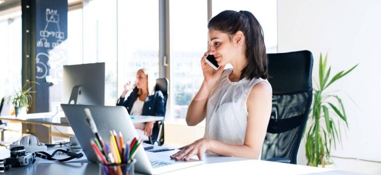 Jak prawidłowo siedzieć przy biurku – zadbaj o swój kręgosłup