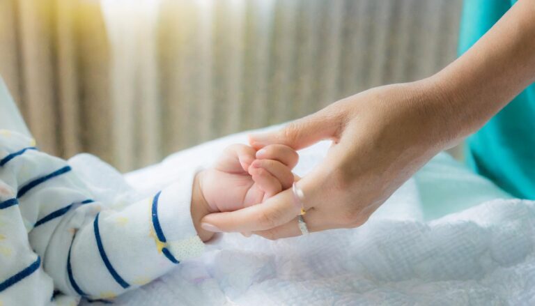 4-letni chłopczyk wybudził się na chwilę ze śpiączki by powiedzieć mamie swoje ostatnie słowa łamiące serce.