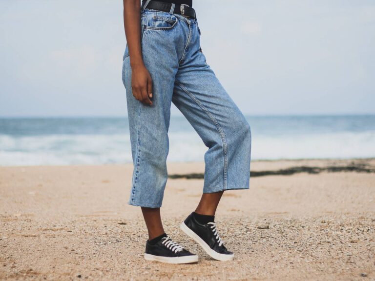 Moda w styli vintage – z czym nosić mom jeans?