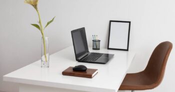 Dlaczego warto wybrać białe biurko komputerowe? Poznaj jego zalety i postaw na nowoczesność