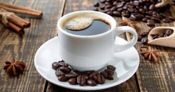 Czy warto kupować kawę ziarnistą i mielić ją samodzielnie?