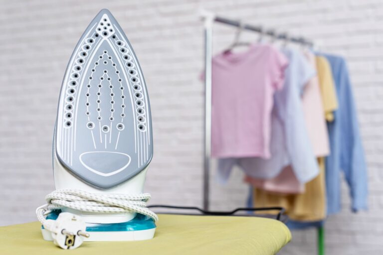 Genialny sposób na wyczyszczenie przypalonego żelazka