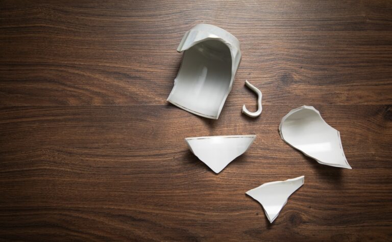 Gdzie wyrzucić pęknięty kubek? To częsty błąd