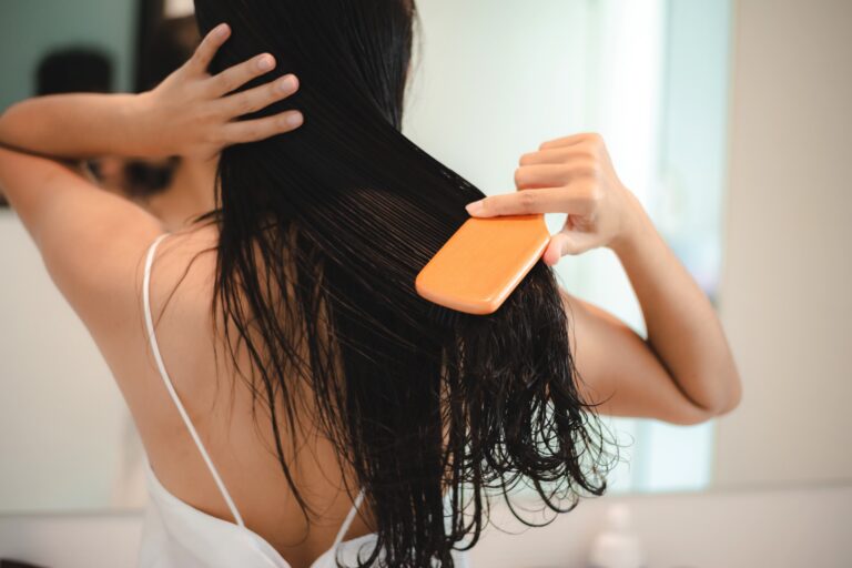 Odżywki do włosów bez spłukiwania – kiedy warto je stosować?