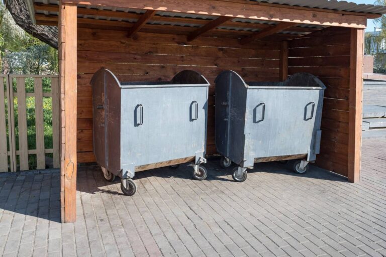Czy warto zainwestować w wiatę śmietnikową na swojej posesji?