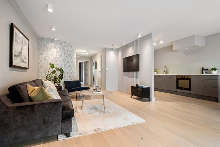 Jak urządzić kuchnię z salonem w nowoczesnym stylu? Porady eksperta