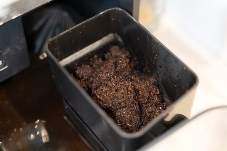 Jak zapobiec pleśni w pojemniku na fusy w ekspresie