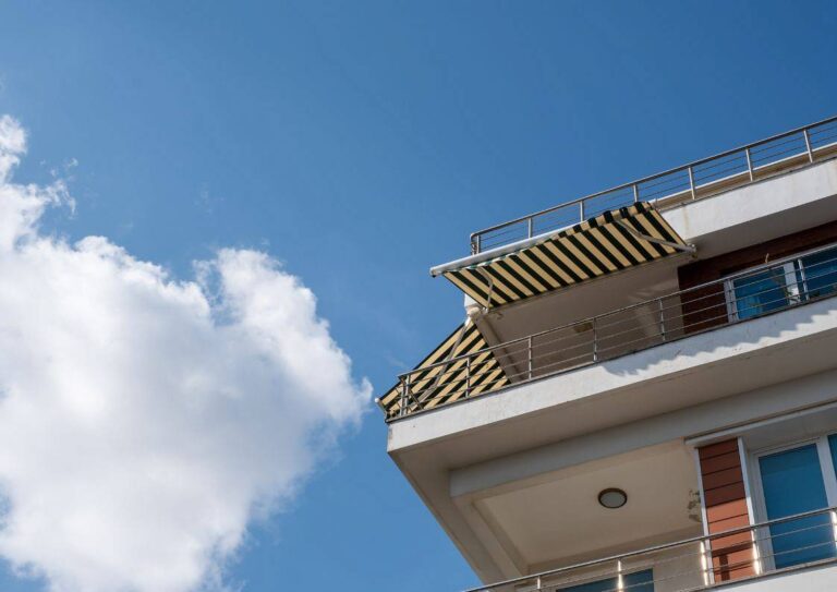 Jaką markizę wybrać na balkon w bloku?