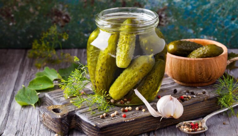 Nie wylewaj wody po ogórkach kiszonych. Zrobisz z nich genialną marynatę