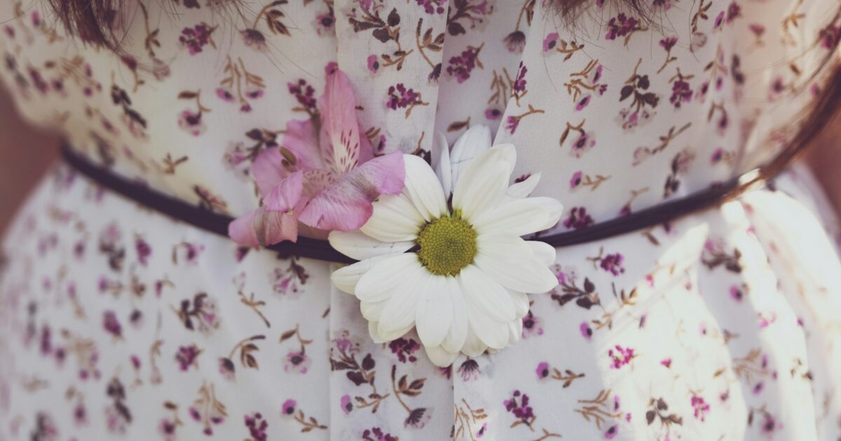 Sukienka w kwiaty na różne okazje: jak ją atrakcyjnie stylizować?