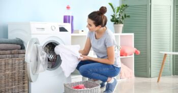Czy na pewno wiesz, jak prać ubrania, aby dłużej Ci służyły?