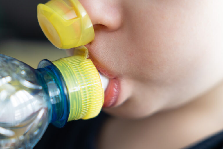 Kupujesz dziecku wodę w butelce z dzióbkiem? Logopeda ostrzega